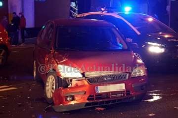 Aparatosa colisión entre dos vehículos en el centro urbano de Telde (Foto TA)
